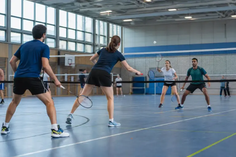 Badminton Berlin: Spieler beim Training in einer Sporthalle